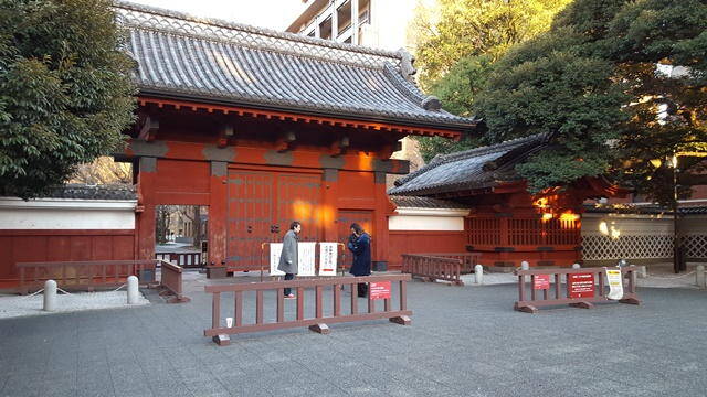 Photo: Akamon Gate was constructed in 1827 by Nariyasu Maeda, 12th Lord of the Kaga, to welcome Lady Yasu, a daughter of the 11th shogun of the Tokugawa Shogunate, as his bride and was registered as a National Treasure before World War II. At the end of the Meiji period, Akamon was dismantled and reconstructed in its current location of The University of Tokyo, Hongo Campus.